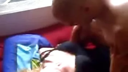 Bébé en bas noir caresse la chatte jeune amatrice baise