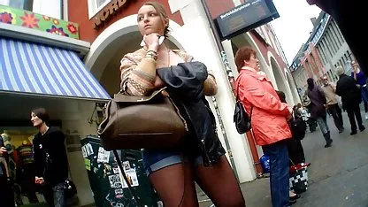 Joyeuse petite fille montre un cul rond voyeur sex amateur dans une discussion de RuNet
